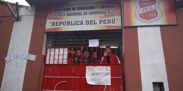 Continúa toma de colegio República del Perú