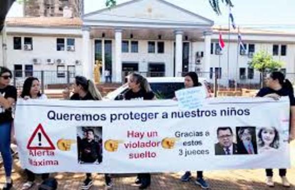 JUEZ PROHÍBE MANIFESTACIONES CONTRA MAGISTRADOS TRAS LA LIBERACIÓN DE UN PRESUNTO VIOLADOR