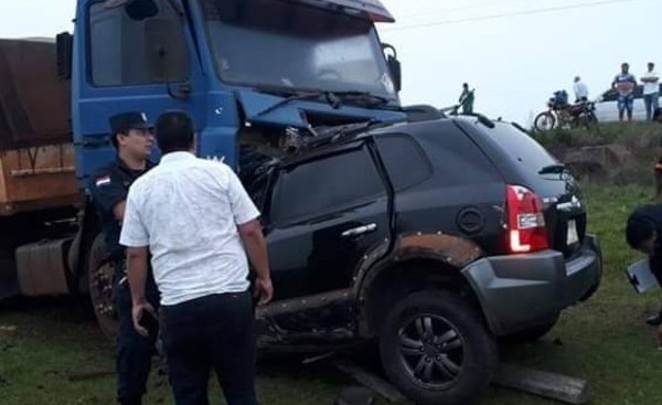 Mujer muere tras chocar frontalmente contra camión