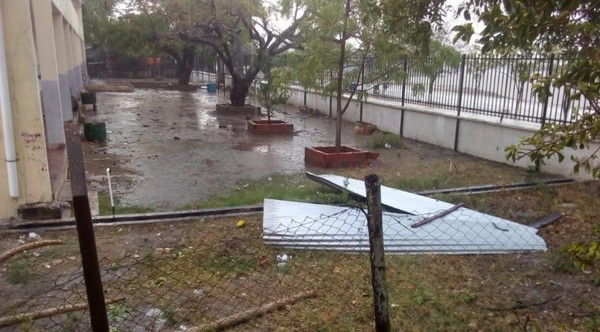 FUERTE TEMPORAL EN BAHÍA NEGRA  DEJA CASAS Y AULAS DESTECHADAS