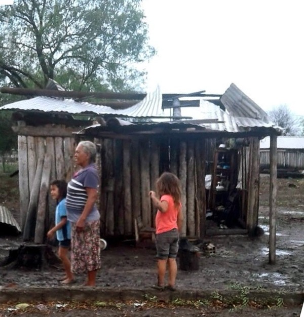 La lluvia llegó a Bahía Negra pero con vientos que dejaron damnificados | .::Agencia IP::.