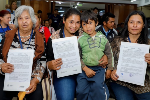 Más de 50 familias de Ypacaraí reciben contratos por sus lotes | .::Agencia IP::.