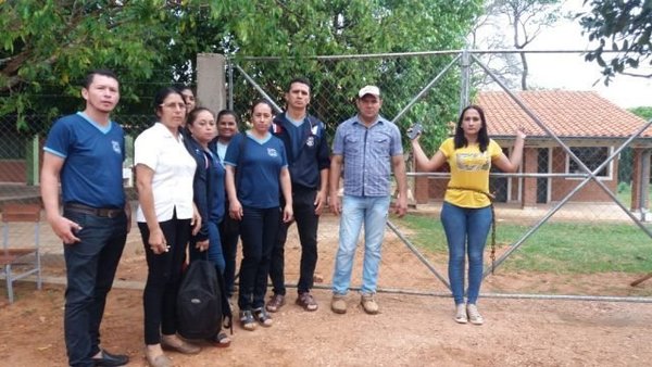 Madre se encadena por el portón de una escuela en reclamo a la falta de docentes - ADN Paraguayo
