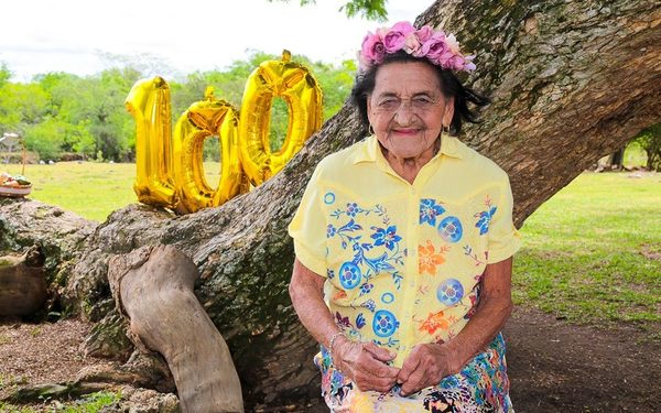 Abuelita cumplió 100 años y celebró haciéndose una colorida sesión de fotos