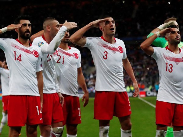 UEFA abre expediente tras Bulgaria-Inglaterra e investigará gesto de Turquía