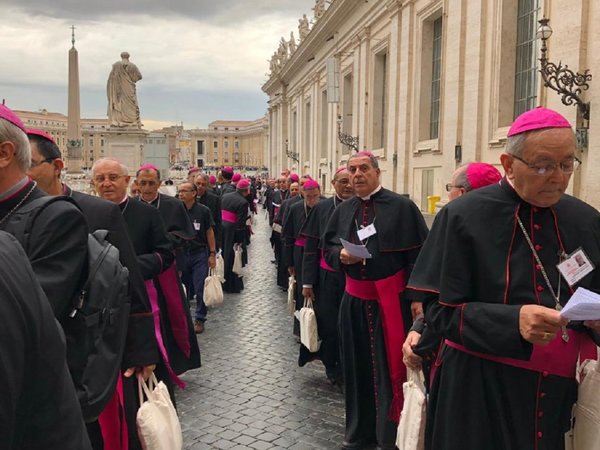 Monseñor Valenzuela entre los hombres de confianza del papa Francisco