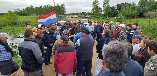 Pobladores de Ñeembucú se manifiestan y exigen construcción de puente de hormigón - Nacionales - ABC Color