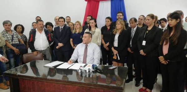 HOY / Defensor retruca al que pidió que lo juzguen: "Gana 18 millones...es un haragán"