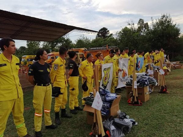 BOMBEROS AMARILLOS RECIBIERON EQUIPOS PARA EL COMBATE DE INCENDIOS FORESTALES