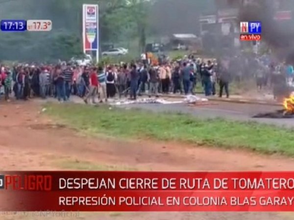 Policía reprime a manifestantes y libera paso tras cierre de ruta