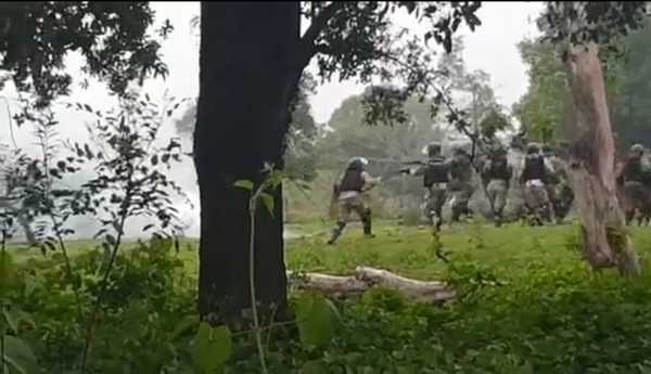 Balines de gomas y piedras en enfrentamiento entre policías y tomateros » Ñanduti