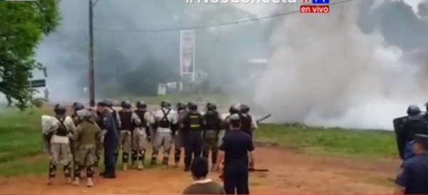 Policía despeja ruta con gases lacrimógenos y carros hidrantes