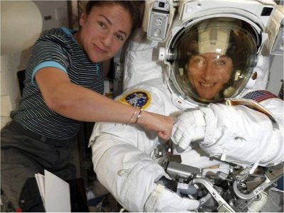 NASA adelanta la caminata espacial con mujeres astronautas