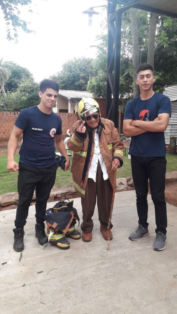 Abuelo de 80 años hace colecta para ayudar e inspirar a bomberos de Ypané - Nacionales - ABC Color