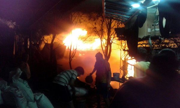 Fuego consume precarias casas en Trinidad
