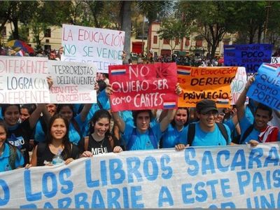 Alumnos secundarios marchan por el 7% de PIB para educación
