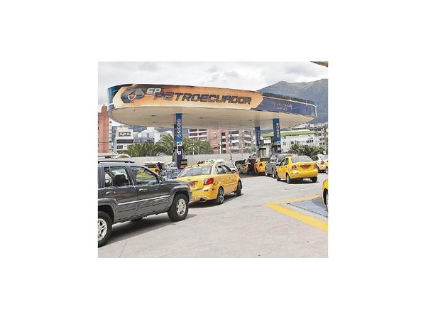 Ecuador baja precios de combustibles
