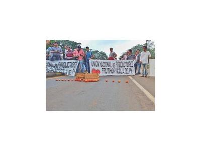 Policía despeja ruta que fue bloqueada por los tomateros
