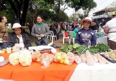 Mujeres realizan feria de productos - Interior - ABC Color