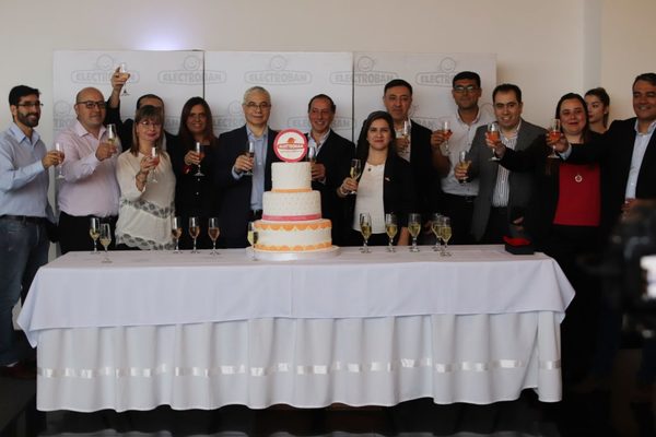 Cumplen 12 años priorizando a clientes