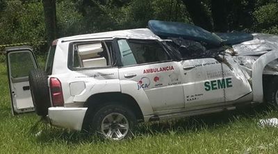 Paramédico fallece en vuelco de ambulancia