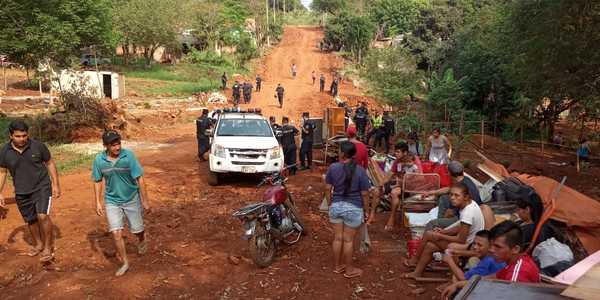 Desalojan plaza invadida por unas 100 personas en el barrio La Blanca de CDE