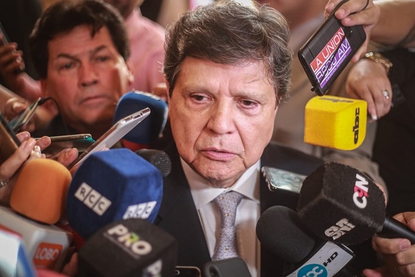 Ministro defiende despeje de rutas y afirma que aplicará la ley en todos los casos.