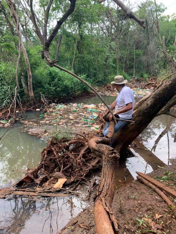 Arroyo Amambay que alimenta el Lago de la República está repleto de basura