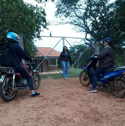 Mujer sigue encadenada a una escuela por falta de docentes - Nacionales - ABC Color