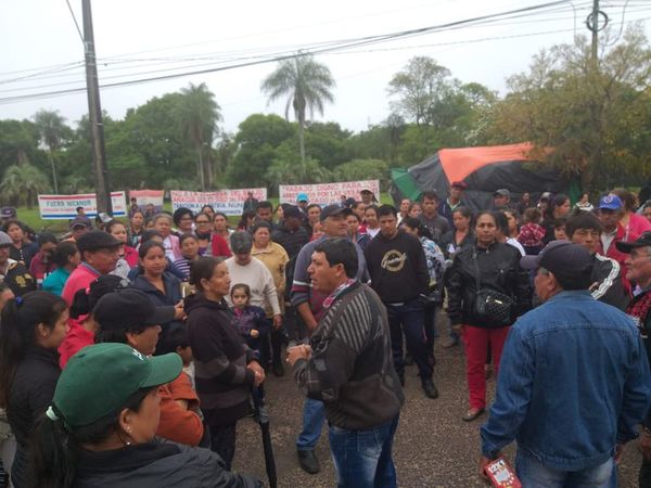 Pobladores se manifiestan frente a Yacyretá en Ayolas - Nacionales - ABC Color