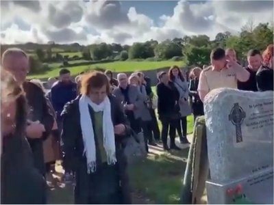 Bromeó en el día de su funeral con una grabación