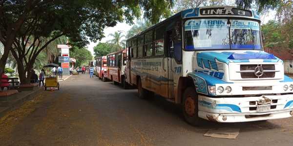 Transportistas cierran acceso a la terminal de ómnibus