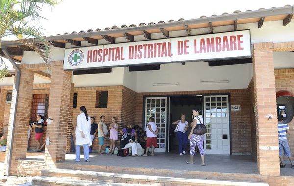 Director niega que funcionario encadenado siga perteneciendo a Hospital de Lambaré