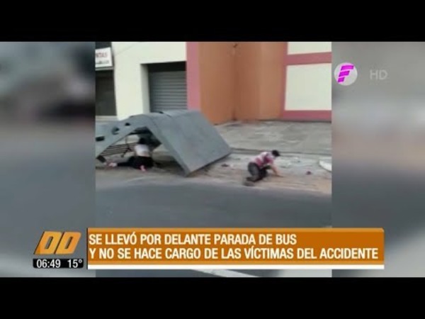 Atropelló parada de bus, fue liberado y tampoco se hace cargo de las