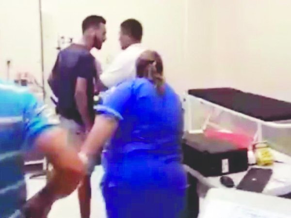 Joven le pegó al doctor para que atienda a su hermano