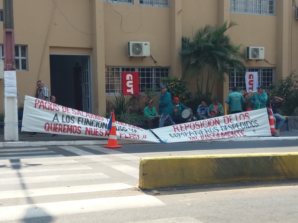 Aumentan los reclamos por salarios adeudados en la Municipalidad de Lambaré - Informate Paraguay