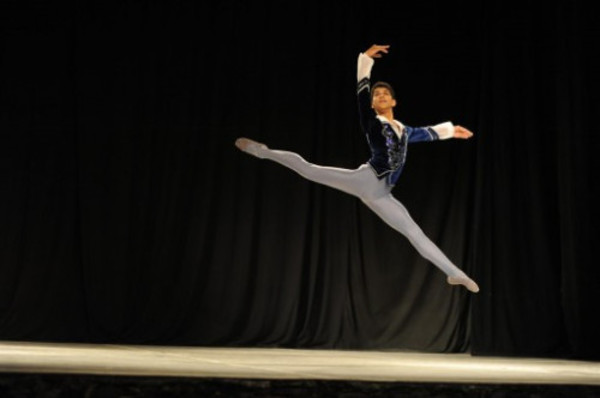 Jiva Velázquez, el joven bailarín que llegó de Paraguay para brillar en el Teatro Colón - Informate Paraguay