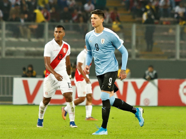 Darwin Núñez se estrena en la Celeste con un gol ante Perú