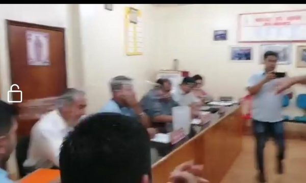 Concejal derrama agua a su colega