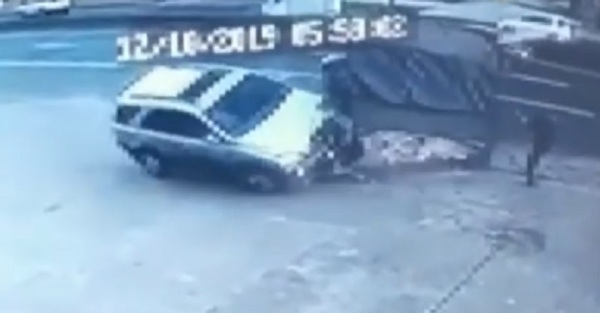 Joven tomado arrasa parada de buses con el auto de su jefe