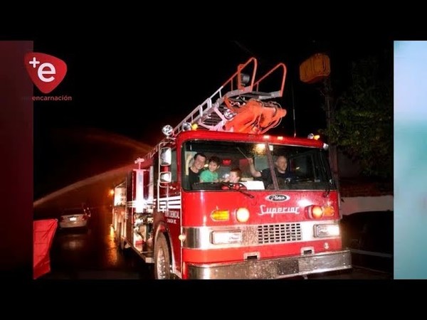 LLEGÓ A ENCARNACIÓN EL AUTOBOMBA DONADO POR BOMBEROS DE CANADÁ A VOLUNTARIOS DE ENCARNACIÓN