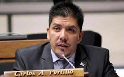 Portillo llega tarde a la sesión escudado por sus guardias