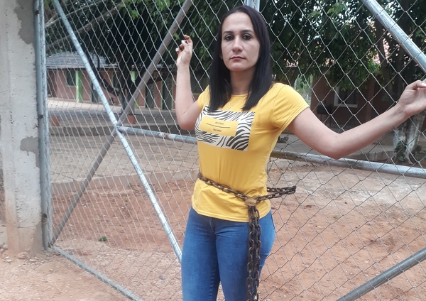 Solucionan problema en escuela, pero denunciarán a madre que se encadenó | Radio Regional 660 AM