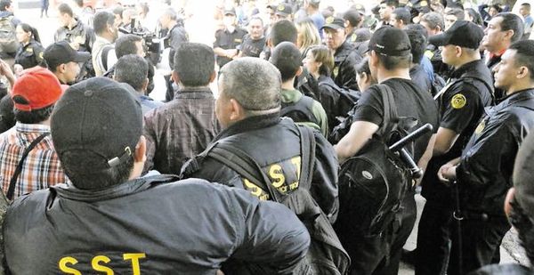 Funcionarios de SST denuncian pago irregular de salario - Nacionales - ABC Color