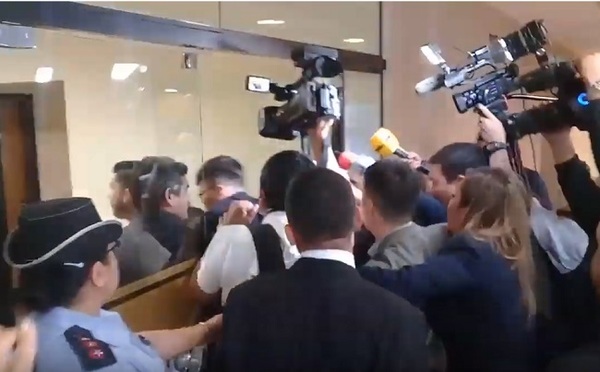 Portillo llega tarde y sus guardias agreden a periodistas
