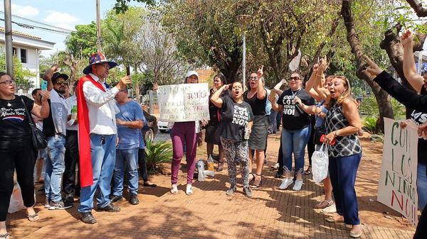 Esteños celebran enjuiciamiento y suspensión de magistrados que liberaron a abusador - Periodísticamente - ABC Color