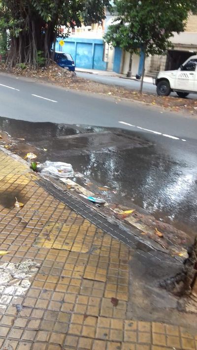 Cientos de litros de agua son desperdiciados - Crónicas Ciudadanas - ABC Color