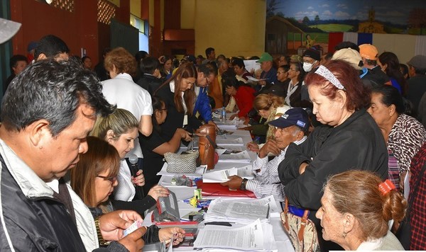 Entrega de tarjetas a adultos mayores en Luque •