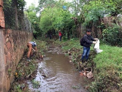 Villarrica: Jóvenes limpiaron el arroyo Carumbey