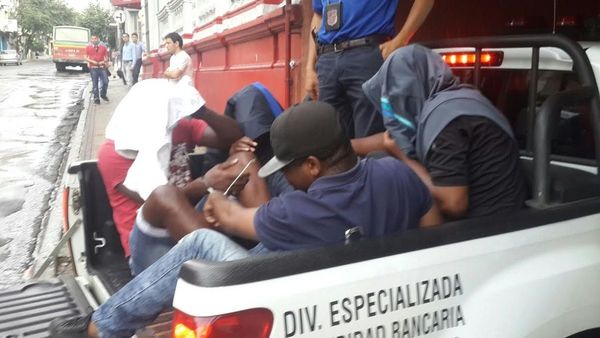Caen seis cameruneses por supuesta producción de dólares falsos
